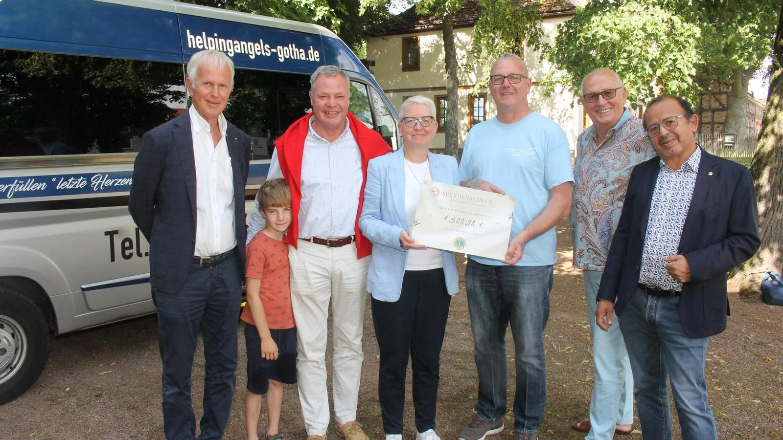 Christian Korff (3. von rechts), Vorsitzender der Helping Angels Gotha, nimmt in Emleben einen Spendenscheck über 4.500 Euro von den Gothaer Lions entgegen. Zur Übergabe dabei (von links): Jochen Weigt, Andreas Schneider, Wenke Trübenbach, Olaf Heinicke und Fernando Cisne Contreras sowie Klein-Oskar.
