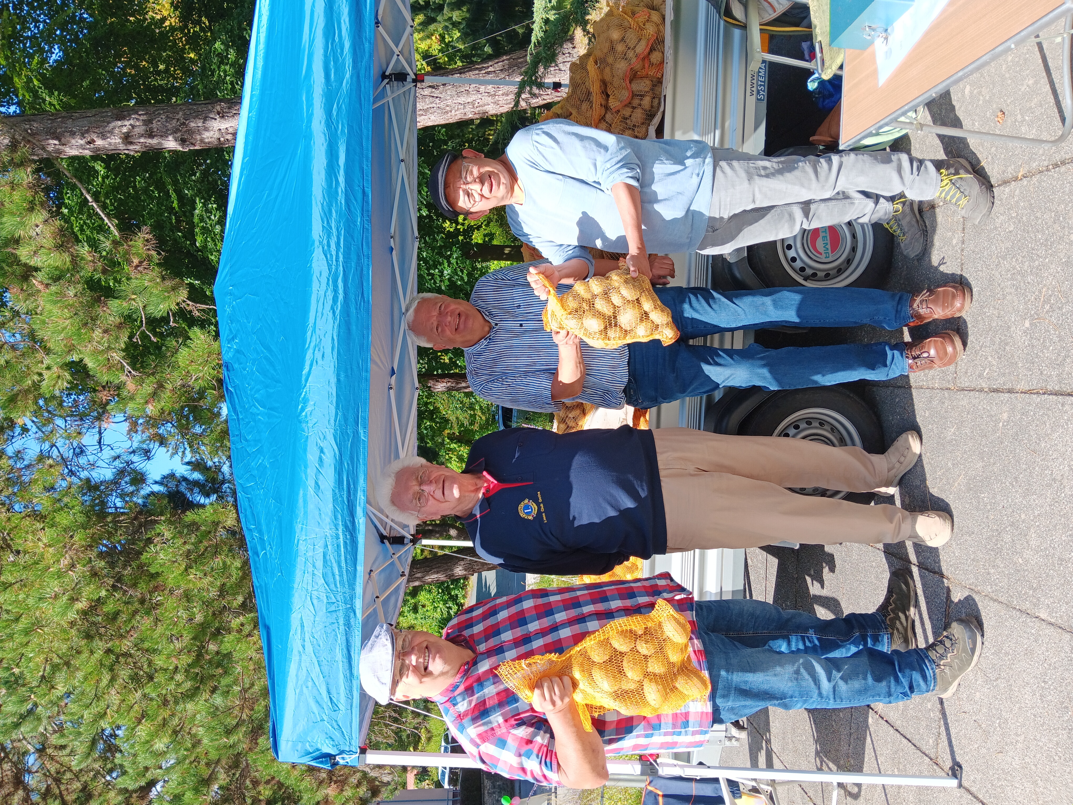 Fleißige Lionsclub Gotha Mitglieder beim Kartoffelverkauf