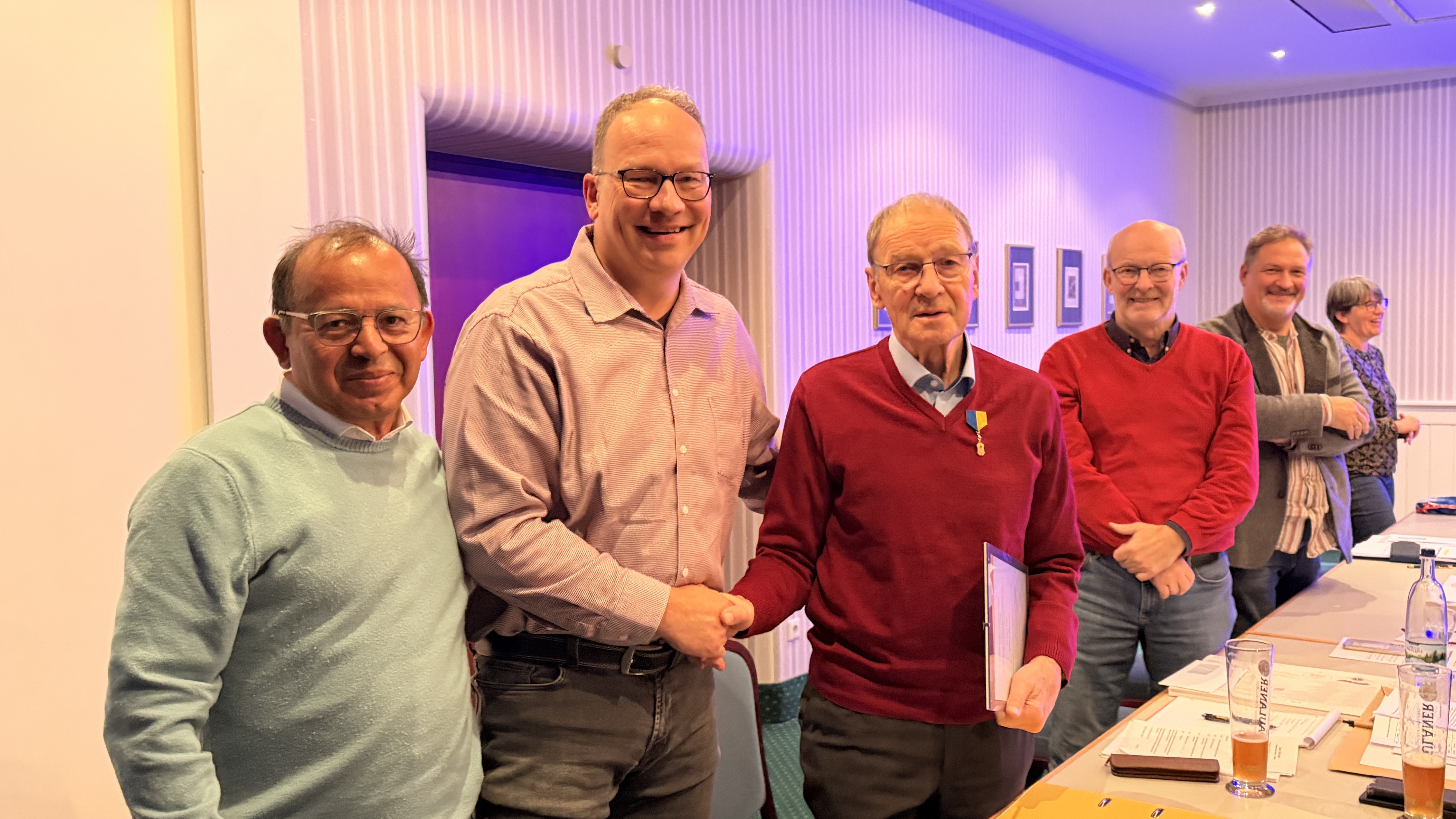 Präsident Guido Fischer beglückwünscht Wilhelm Langhammer