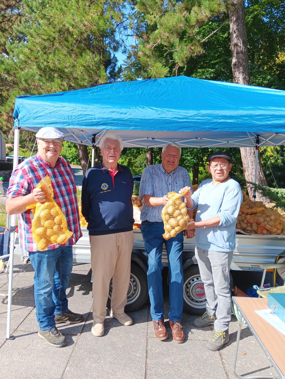Fleißige Lionsclub Gotha Mitglieder beim Kartoffelverkauf