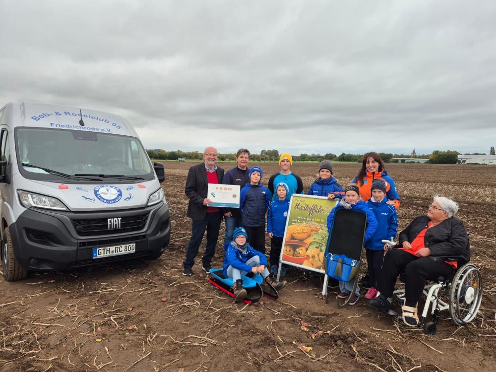 Gruppenfoto zur Scheckübergabe