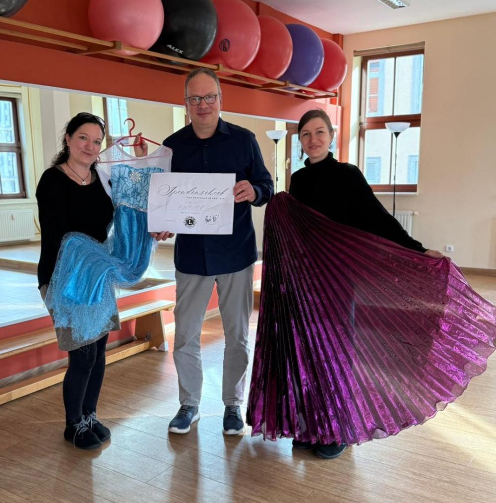 Spendenscheck an Anke Merbach (l.) und Julia Krebs (r.) vom Rhythmus bewegt e.V. durch Präsident Guido Fischer (m.) übergeben