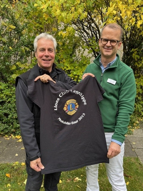 Das erste Bild zeigt das T-Shirt nach seiner Rückkehr nach Lage mit dem Präsidenten Dr. Lars Ruwisch sowie dem Past-Präsidenten Thomas Schäfer