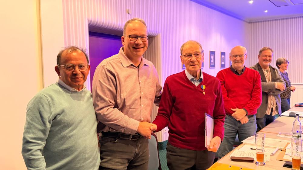 Präsident Guido Fischer beglückwünscht Wilhelm Langhammer